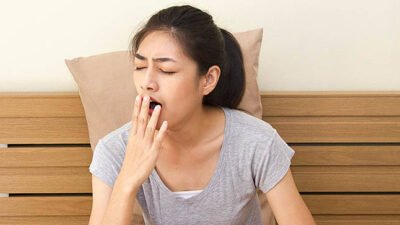 "Pernahkah Anda sengaja tidur lebih awal agar segar keesokan paginya, tapi justru merasa sangat mengantuk seharian? Kenali fenomena ini dan penyebab di baliknya."