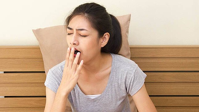 "Pernahkah Anda sengaja tidur lebih awal agar segar keesokan paginya, tapi justru merasa sangat mengantuk seharian? Kenali fenomena ini dan penyebab di baliknya."