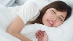 "Pernahkah Anda atau pasangan tidur sambil gemeretak gigi? Kondisi yang disebut bruxism ini ternyata memiliki sejumlah penyebab medis dan psikologis."