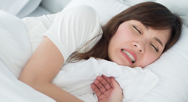 "Pernahkah Anda atau pasangan tidur sambil gemeretak gigi? Kondisi yang disebut bruxism ini ternyata memiliki sejumlah penyebab medis dan psikologis."