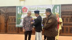 Wali Kota Pontianak Edi Rusdi Kamtono menyematkan tanda penghargaan kepada salah satu tokoh pada acara Halalbihalal Keluarga Besar DHD 45 di Aula Rumah Dinas Wali Kota Pontianak. (Dok. HO/Faktakalbar.id)
