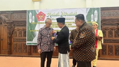 Wali Kota Pontianak Edi Rusdi Kamtono menyematkan tanda penghargaan kepada salah satu tokoh pada acara Halalbihalal Keluarga Besar DHD 45 di Aula Rumah Dinas Wali Kota Pontianak. (Dok. HO/Faktakalbar.id)