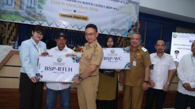 Wali Kota Pontianak, Edi Rusdi Kamtono, secara simbolis menyerahkan bantuan program perbaikan Rumah Tidak Layak Huni (BSP-RTLH) dan perbaikan sanitasi (BSP-WC) kepada perwakilan warga di Aula Kantor Terpadu Pemkot Pontianak. (Dok. HO/Faktakalbar.id)