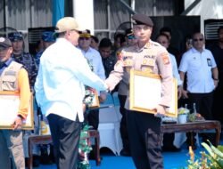 Menko Polkam Instruksikan Tindak Tegas Pembakar Lahan dan Serahkan Bantuan Rp3,9 Miliar