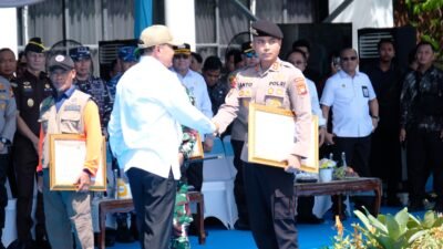 Menteri Koordinator Bidang Politik dan Keamanan saat menyerahkan bantuan perlengkapan pemadaman senilai Rp3,9 miliar usai memimpin apel kesiapsiagaan bencana.