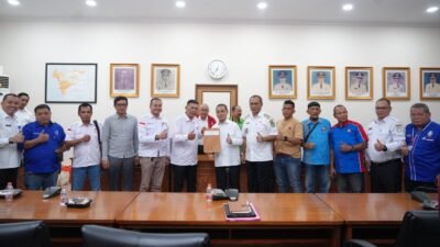 Suasana penyampaian delapan poin aspirasi dan tuntutan dari perwakilan elemen buruh kepada Gubernur Kalimantan Barat di Ruang Rapat Arwana.