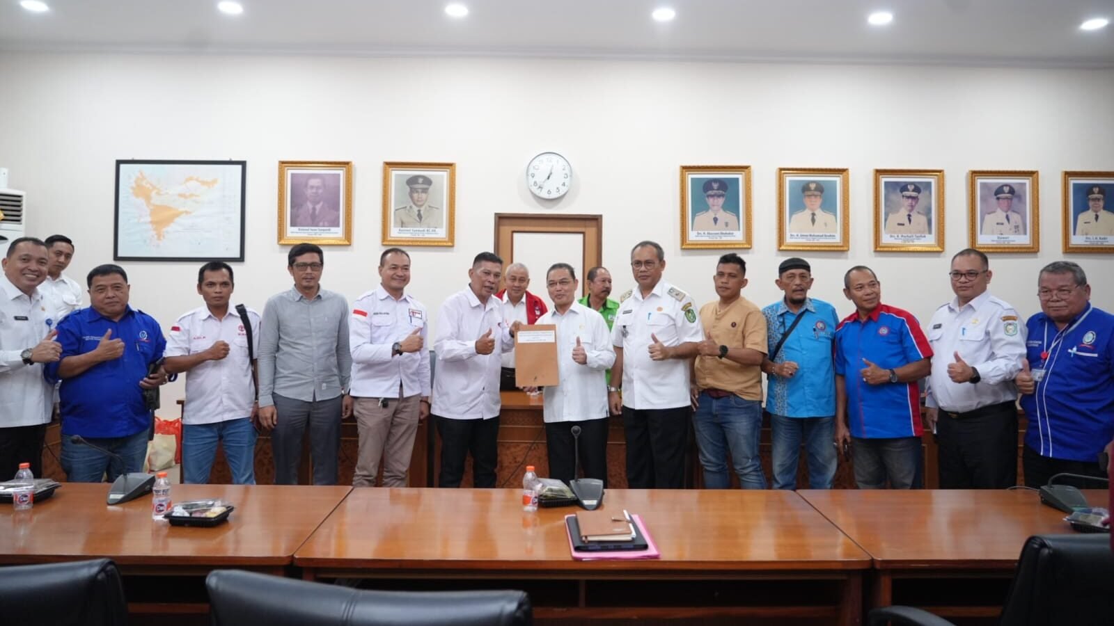 Suasana penyampaian delapan poin aspirasi dan tuntutan dari perwakilan elemen buruh kepada Gubernur Kalimantan Barat di Ruang Rapat Arwana.