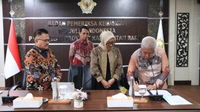 Sekda Kalbar Harisson menyerahkan LKPD Kalimantan Barat TA 2025 ke BPK RI. (Dok. HO/Faktakalbar.id)