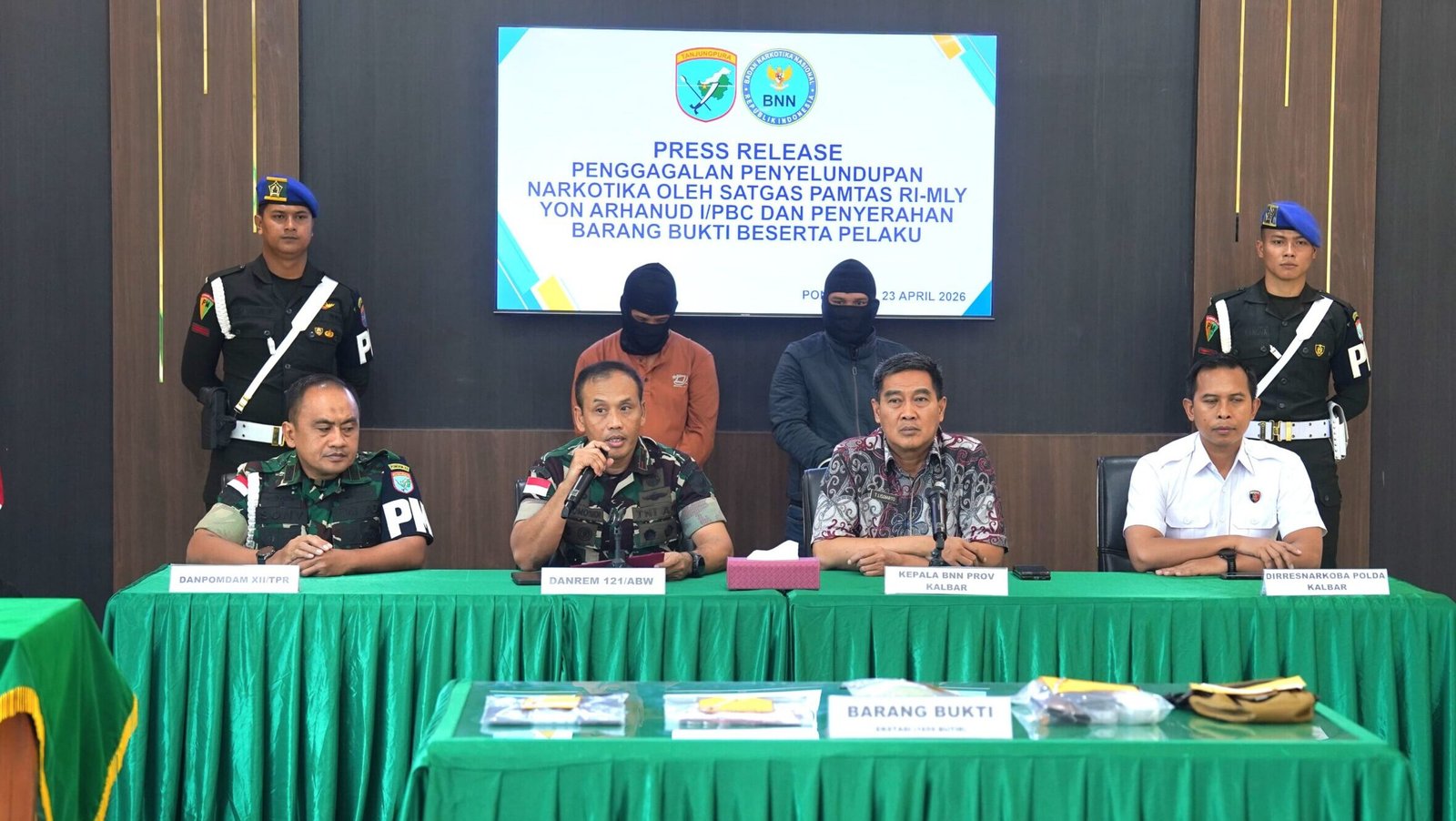 Kodam XII/Tpr resmi serahkan dua tersangka kasus penyelundupan ekstasi di perbatasan beserta 1.659 butir pil kepada BNNP Kalbar untuk penyidikan lanjutan.