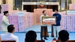 Presiden Prabowo Subianto menyaksikan langsung penyerahan uang denda administratif dan hasil penyelamatan aset negara oleh Satgas PKH di Gedung Kejaksaan Agung. (Dok. Sekretariat Negara)