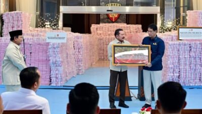 Presiden Prabowo Subianto menyaksikan langsung penyerahan uang denda administratif dan hasil penyelamatan aset negara oleh Satgas PKH di Gedung Kejaksaan Agung. (Dok. Sekretariat Negara)