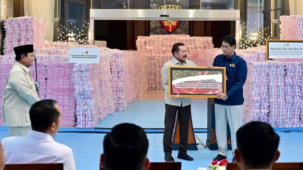 Presiden Prabowo Subianto menyaksikan langsung penyerahan uang denda administratif dan hasil penyelamatan aset negara oleh Satgas PKH di Gedung Kejaksaan Agung. (Dok. Sekretariat Negara)