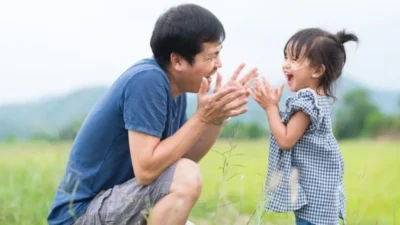 "Ayah adalah standar pertama bagi anak perempuan. Simak bagaimana peran ayah membentuk rasa percaya diri hingga kesehatan mental anak perempuan saat dewasa."