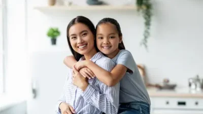 "Ibu adalah sekolah pertama bagi anak perempuan. Simak bagaimana peran ibu membentuk kepercayaan diri hingga ketahanan mental anak perempuan saat dewasa."