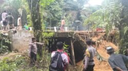 Perbaikan darurat Jembatan Melobok di Sanggau dilakukan usai akses terputus akibat cuaca ekstrem. Warga secara swadaya menyewa alat berat guna memulihkan jalur.