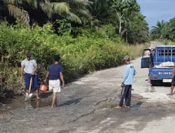 Sambut MTQ Mempawah, Warga Sekabuk Swadaya Tambal Jalan Rusak di Sadaniang