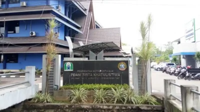 "Tim teknis Perumdam Tirta Khatulistiwa telah menyelesaikan perbaikan kebocoran pipa di persimpangan Jalan Parwasal. Distribusi air kini berangsur normal."