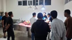 "Seorang perempuan berinisial AI (25) ditemukan meninggal dunia di rumah kontrakan Desa Limbung, Kubu Raya. Polisi duga motif dipicu konflik rumah tangga. "