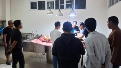 "Seorang perempuan berinisial AI (25) ditemukan meninggal dunia di rumah kontrakan Desa Limbung, Kubu Raya. Polisi duga motif dipicu konflik rumah tangga. "