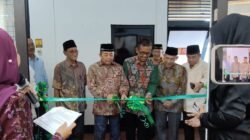 "Rumah Sakit YARSI Pontianak resmi memfungsikan fasilitas ruang pertemuan baru. Peresmian ini dirangkaikan dengan momen halalbihalal bersama pengurus dan mitra."