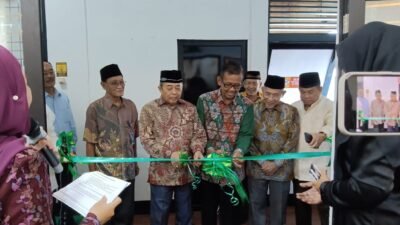 "Rumah Sakit YARSI Pontianak resmi memfungsikan fasilitas ruang pertemuan baru. Peresmian ini dirangkaikan dengan momen halalbihalal bersama pengurus dan mitra."