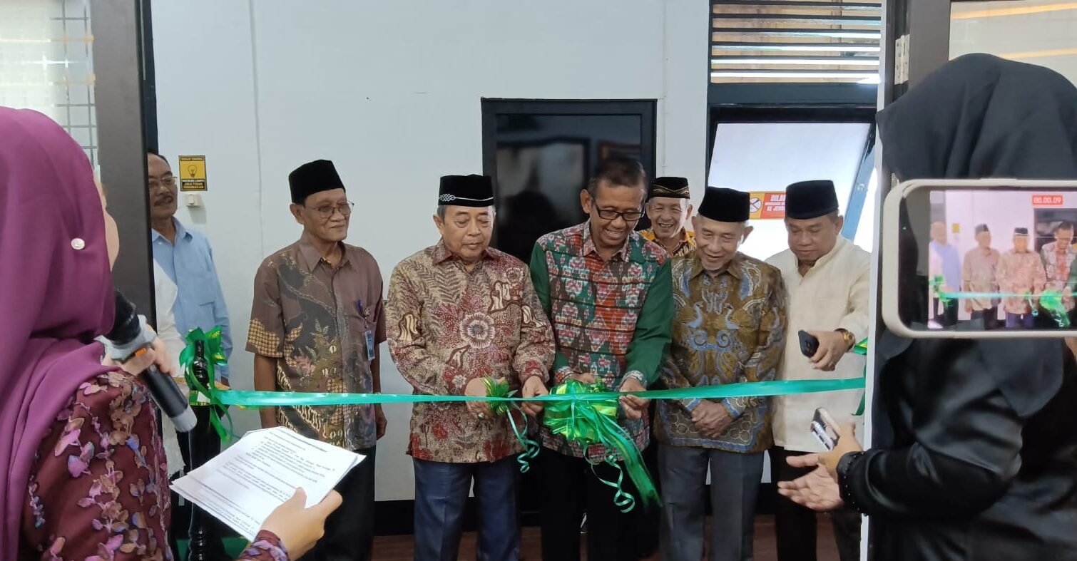 "Rumah Sakit YARSI Pontianak resmi memfungsikan fasilitas ruang pertemuan baru. Peresmian ini dirangkaikan dengan momen halalbihalal bersama pengurus dan mitra."