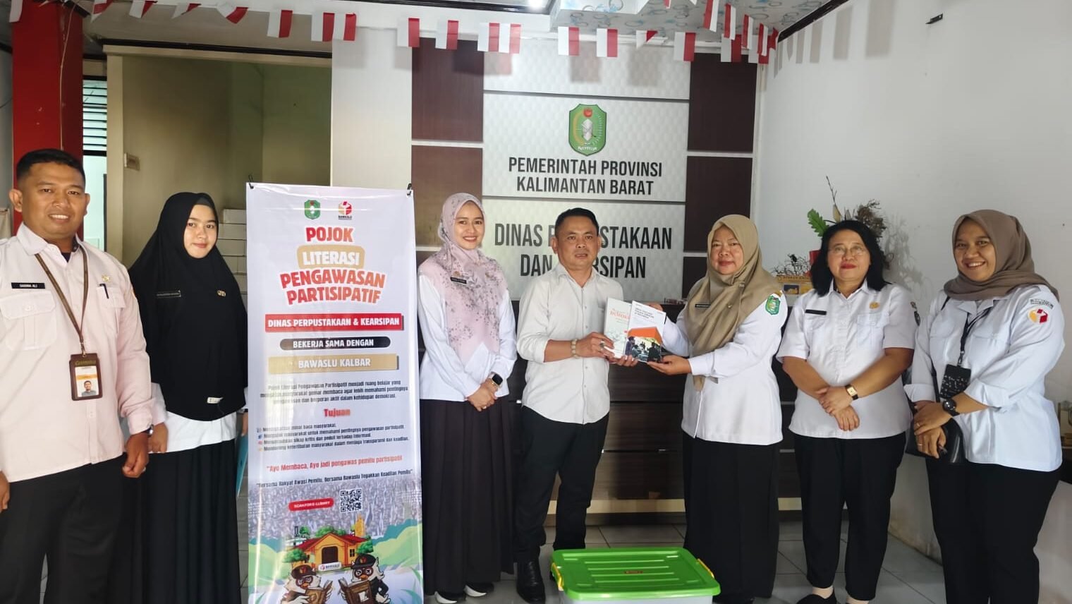 "Bawaslu Provinsi Kalimantan Barat membuka fasilitas Pojok Pengawasan dan menyumbangkan koleksi buku literasi kepemiluan di Perpustakaan Daerah."
