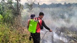 Personel Polsek Parindu saat melakukan pengecekan langsung ke lokasi lahan pertanian milik warga usai terdeteksi titik api melalui aplikasi Lancang Kuning.