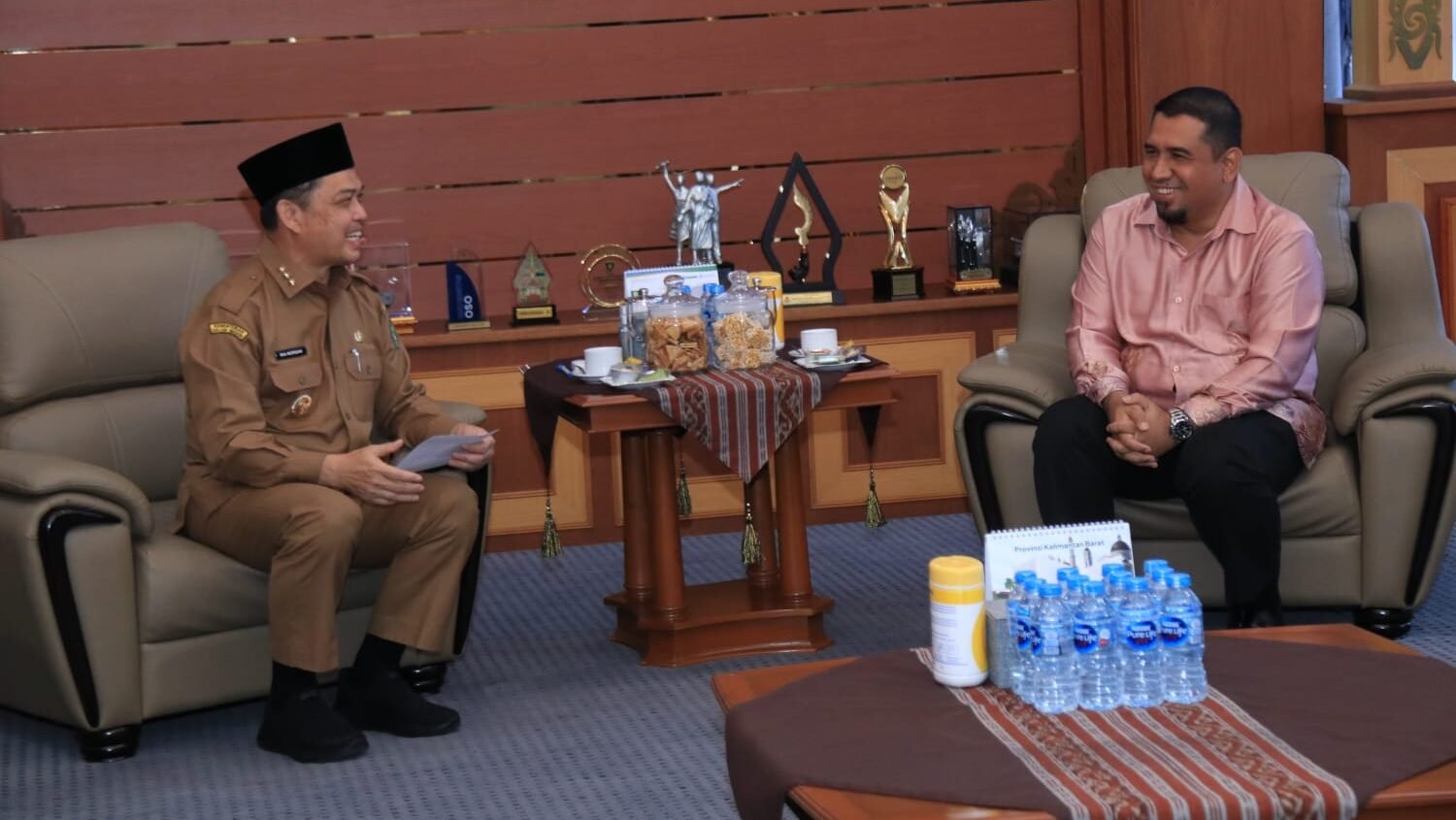Gubernur Kalimantan Barat Ria Norsan saat menerima kunjungan delegasi bidang pendidikan dari Kedutaan Besar Malaysia di Pontianak.