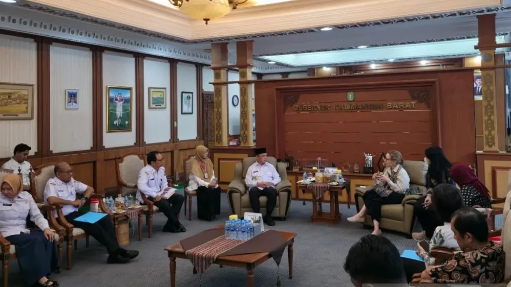 Gubernur Kalimantan Barat Ria Norsan saat menggelar pertemuan resmi dengan CEO The Asia Foundation (TAF) Laurel Miller di Pontianak.