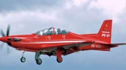 Pesawat latih Pilatus PC-21 berwarna merah yang sedang mengudara. (Dok. HO/Faktakalbar.id)