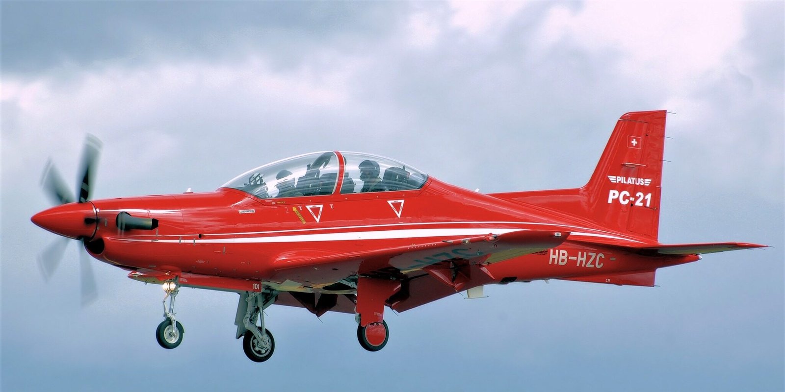 Pesawat latih Pilatus PC-21 berwarna merah yang sedang mengudara. (Dok. HO/Faktakalbar.id)