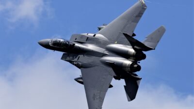 Pesawat tempur F-15E Strike Eagle milik Angkatan Udara Amerika Serikat sedang bermanuver di udara. (Dok. HO/Faktakalbar.id)