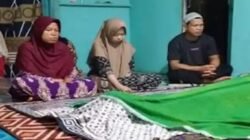 Seorang petani tewas tersambar petir di Kapuas Hulu saat memberi pakan ternak di kebun. Tiga ekor sapi miliknya turut mati dalam insiden ini.