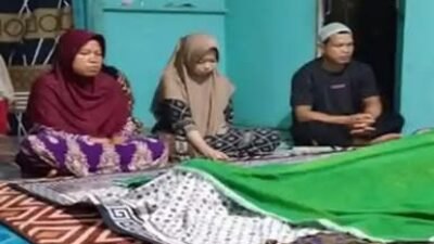 Seorang petani tewas tersambar petir di Kapuas Hulu saat memberi pakan ternak di kebun. Tiga ekor sapi miliknya turut mati dalam insiden ini.