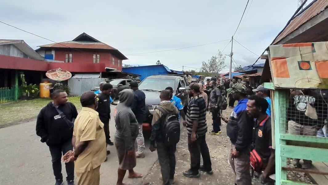 Aparat gabungan memberikan peringatan tegas kepada salah satu pemilik kios perniagaan di Oksibil agar tidak terlibat dalam praktik perjudian dan penjualan miras.