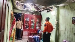 Personil BPBD Kabupaten Takalar, Sulawesi Selatan, melakukan asesmen terhadap rumah warga terdampak angin kencang yang menerjang wilayah Kelurahan Sabintang pada Rabu (22/4). (Dok. BPBD Kabupaten Takalar)