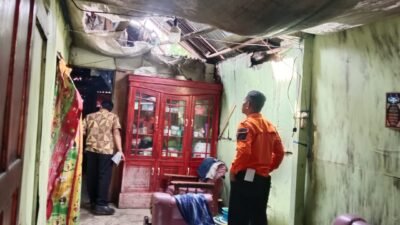 Personil BPBD Kabupaten Takalar, Sulawesi Selatan, melakukan asesmen terhadap rumah warga terdampak angin kencang yang menerjang wilayah Kelurahan Sabintang pada Rabu (22/4). (Dok. BPBD Kabupaten Takalar)