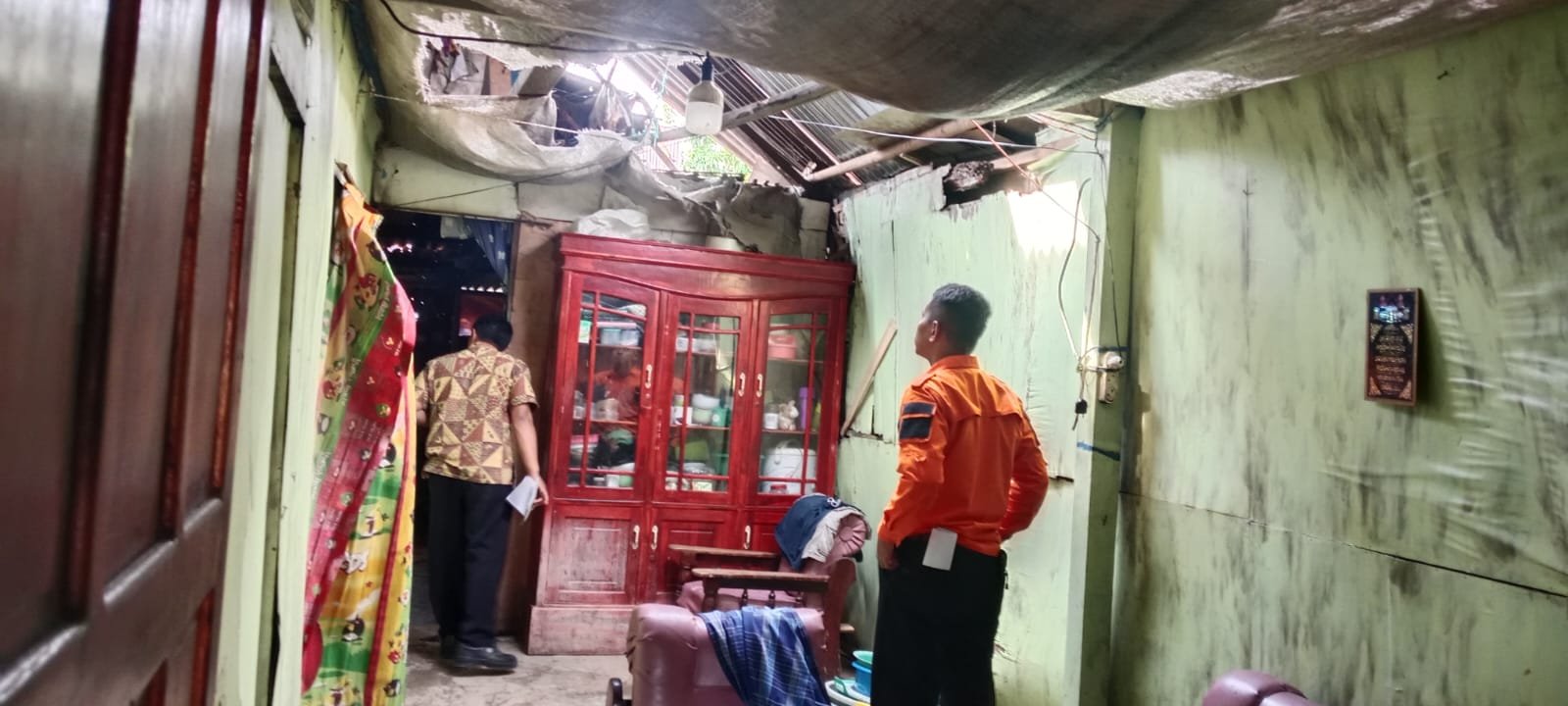 Personil BPBD Kabupaten Takalar, Sulawesi Selatan, melakukan asesmen terhadap rumah warga terdampak angin kencang yang menerjang wilayah Kelurahan Sabintang pada Rabu (22/4). (Dok. BPBD Kabupaten Takalar)
