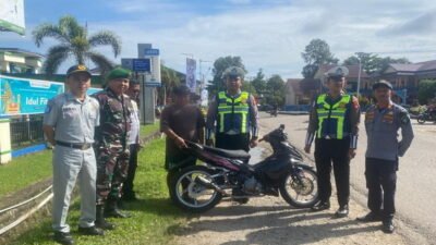 Petugas kepolisian saat memberikan pembinaan kepada pelanggar aturan berkendara dalam operasi lalu lintas simpatik di wilayah hukum Polres Sekadau.