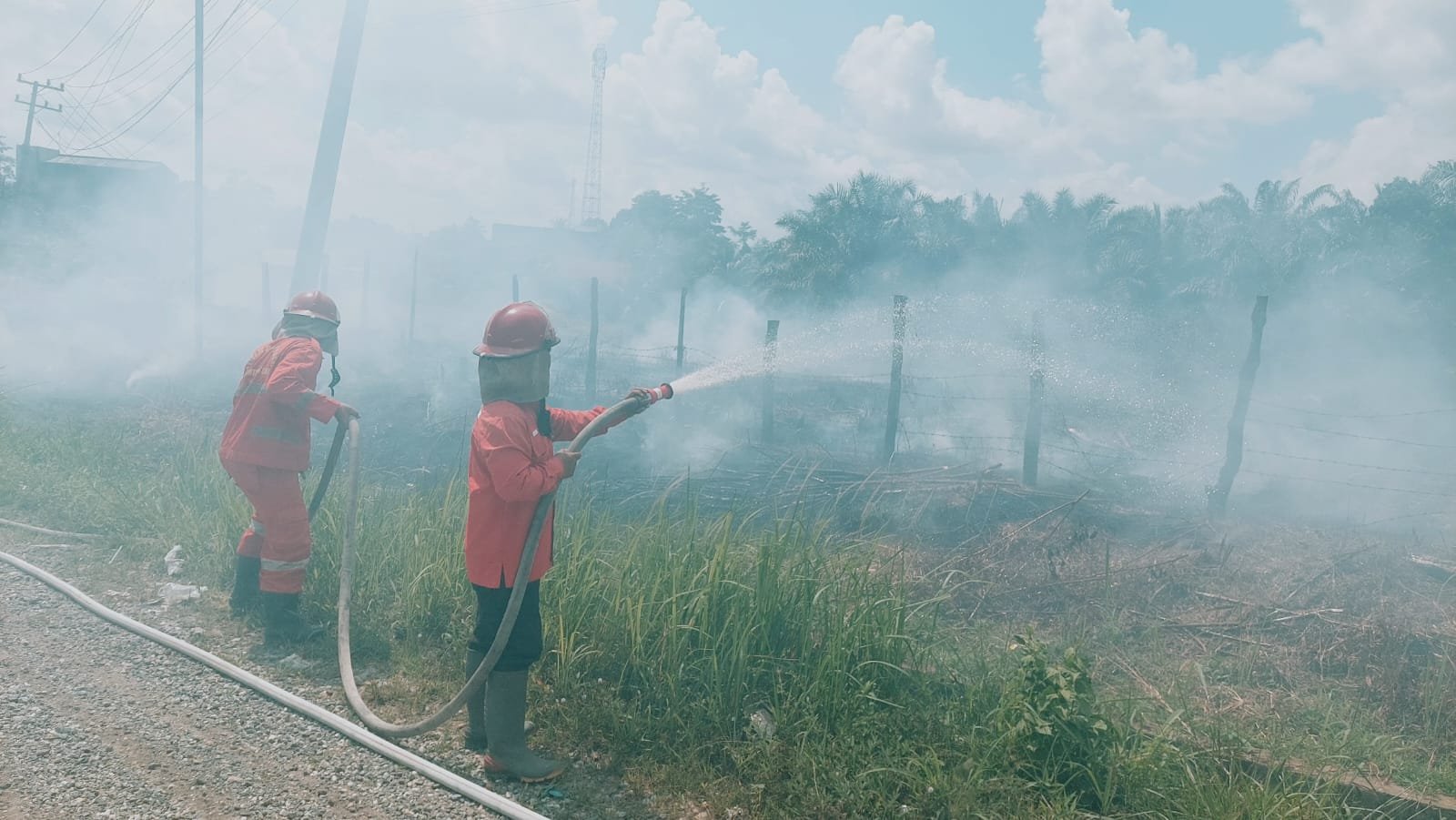 Petugas melakukan pemadaman kebakaran lahan di Desa Simpang Terusan, Kecamatan Muara Bulian, Kabupaten Batanghari, Provinsi Jambi, Senin (27/4).