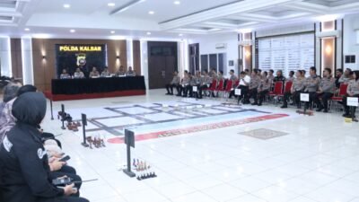 Jajaran perwira Polda Kalbar saat melaksanakan kegiatan simulasi Tactical Floor Game untuk memetakan kesiapan pengamanan peringatan Hari Buruh Internasional.