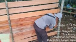 Personel kepolisian Polsek Semitau saat melakukan pembongkaran dan pembakaran material kelang arena sabung ayam di Desa Sekedau.