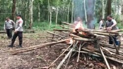 Aparat Kepolisian Sektor Seberuang saat melakukan pembongkaran struktur fasilitas bangunan liar yang dijadikan arena kelang sabung ayam di Dusun Sebalang.