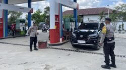 Aparat kepolisian dari Polsek Sekayam saat berkoordinasi dengan pengawas SPBU untuk mengecek ketersediaan pasokan bahan bakar minyak di wilayah perbatasan.