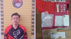 Pihak kepolisian saat mengamankan barang bukti kejahatan peredaran narkotika yang disembunyikan di dalam paket kiriman angkutan umum taksi.