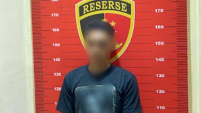 Tersangka pelaku tindak pidana kekerasan seksual terhadap anak di bawah umur saat diamankan di Mapolres Sekadau guna menjalani proses pemeriksaan.