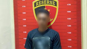 Tersangka pelaku tindak pidana kekerasan seksual terhadap anak di bawah umur saat diamankan di Mapolres Sekadau guna menjalani proses pemeriksaan.