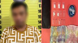 Seorang Tersangka beserta Barang bukti berupa puluhan paket sabu, timbangan digital, dan alat isap yang disita petugas dari dua tersangka pengedar narkotika di Kelurahan Sungai Sengkuang.