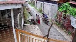 Tangkapan layar rekaman CCTV yang viral di media sosial memperlihatkan detik-detik pelaku saat merampas telepon seluler milik seorang anak di kawasan Gang Kamboja Baru, Pontianak Selatan.